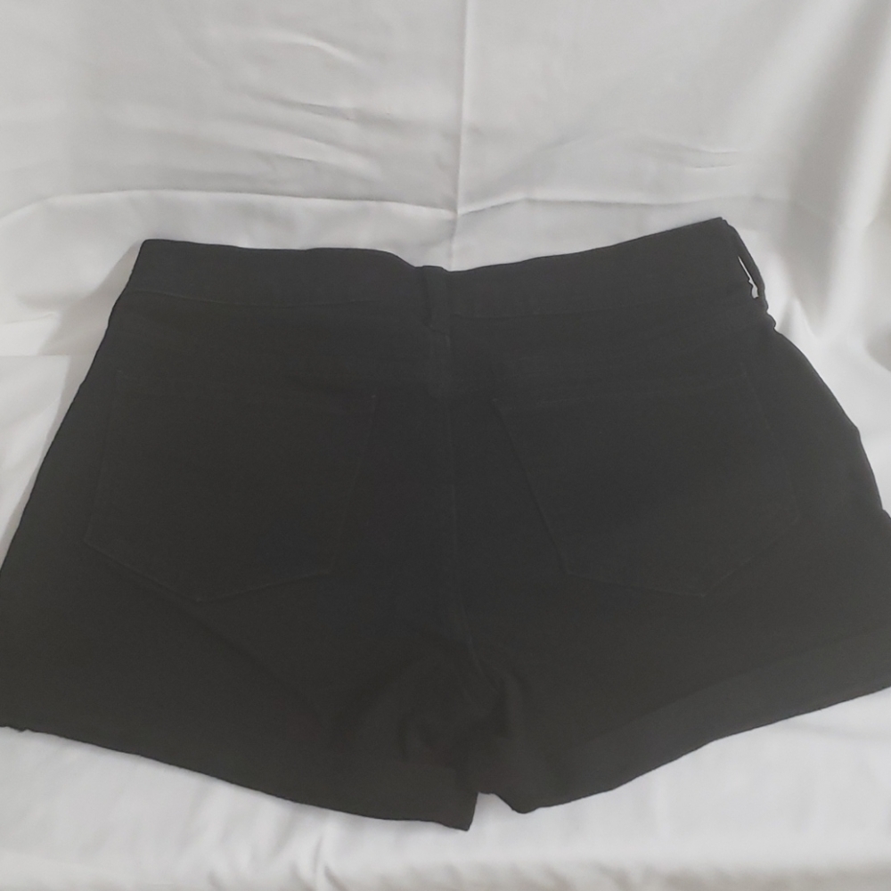 Shorts - Picture 2 of 4